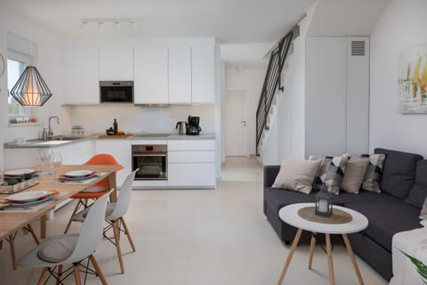 Kitchen or kitchenette, Living room, Seating area, Dining area