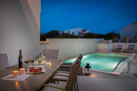 Seating area, Swimming pool, Swimming pool