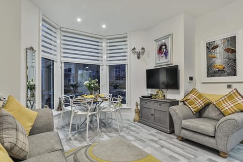 TV and multimedia, Living room, Seating area, Evening entertainment