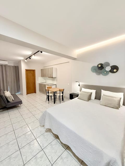 Bed, Photo of the whole room, Seating area, Bedroom