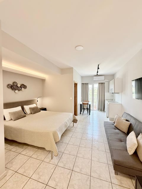 Bed, TV and multimedia, Kitchen or kitchenette, Photo of the whole room, Seating area, Bedroom