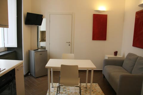 TV and multimedia, Kitchen or kitchenette, Living room, Seating area, Dining area