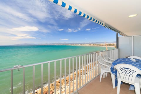 Property building, Balcony/Terrace, Dining area, Sea view