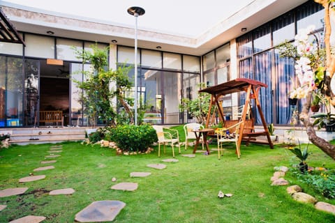 Property building, Patio, Facade/entrance, Day, Garden, Garden, Garden view