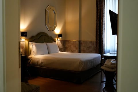 Bed, TV and multimedia, Photo of the whole room, Bedroom