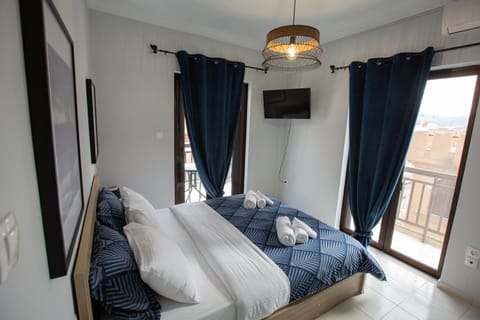 Bed, TV and multimedia, Bedroom