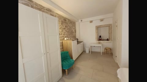 Coffee/tea facilities, Kitchen or kitchenette, Photo of the whole room, Bedroom, wardrobe