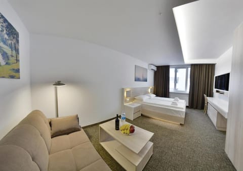 Spring, Bed, Day, TV and multimedia, Living room, Photo of the whole room, Bedroom, On site, City view, Street view, bunk bed, Family, Family, Quiet street view, Inner courtyard view
