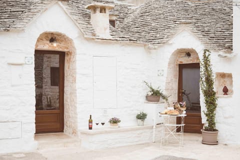 Property building, Facade/entrance, Food and drinks, Decorative detail, Floor plan
