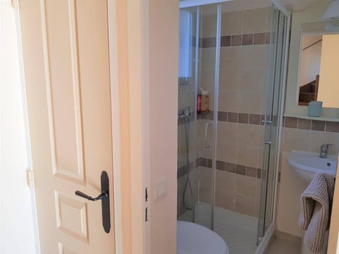 Maison Duplex 8 Pers avec Terrasse, 3 Ch, Parking Gratuit, Animaux Admis, Accès Piscine - FR-1-382-128 House in Grospierres