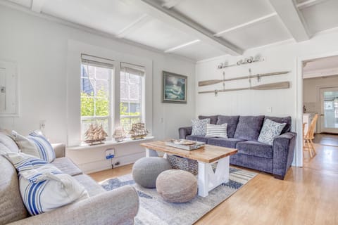 Blue Pineapple House in Gleneden Beach