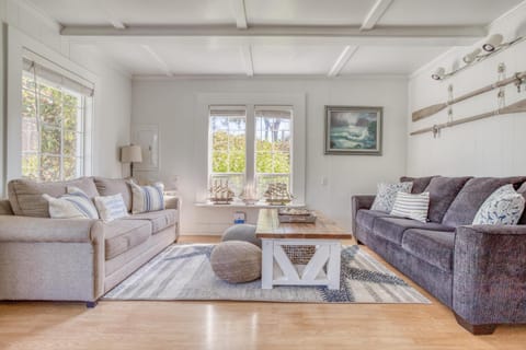 Blue Pineapple House in Gleneden Beach