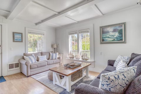 Blue Pineapple House in Gleneden Beach