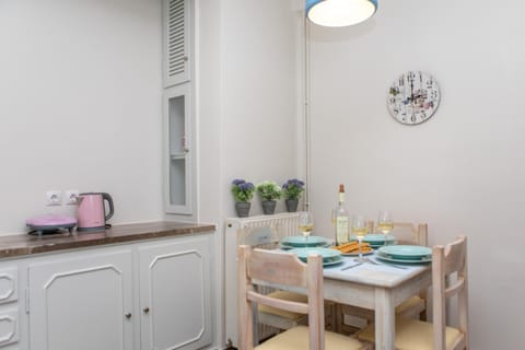 Photo of the whole room, Dining area