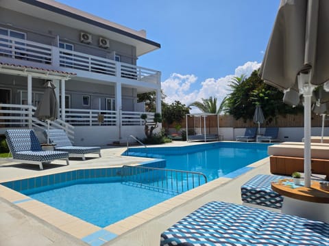 Restaurant/places to eat, Natural landscape, Swimming pool