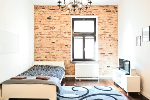 Bed, TV and multimedia, Living room, Seating area, Bedroom, internet, towels
