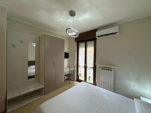 Photo of the whole room, Bedroom, wardrobe, air conditioner