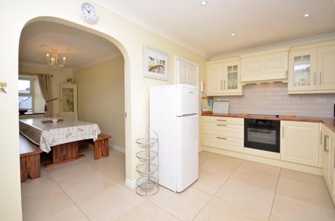 Kitchen or kitchenette, dishwasher, internet, oven, stove