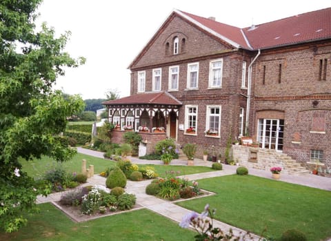 Property building, Facade/entrance, Garden, Garden view