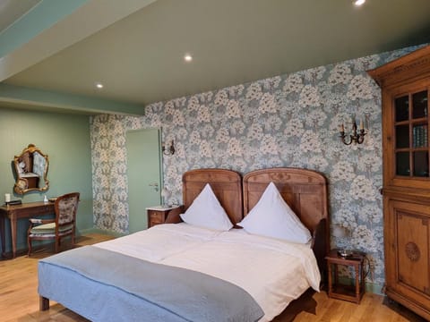 Bed, Photo of the whole room