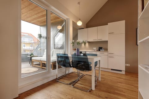 Kitchen or kitchenette, Dining area
