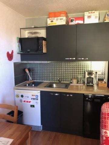 Kitchen or kitchenette, dishwasher, minibar