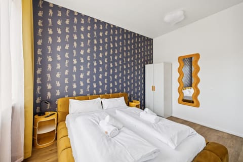 Bed, Bedroom, towels