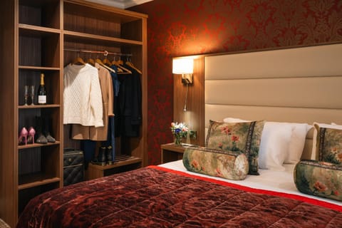 Shower, Toilet, Bed, TV and multimedia, Coffee/tea facilities, Decorative detail, Bedroom, Parking, flat iron, hair dryier, internet, towels, wardrobe