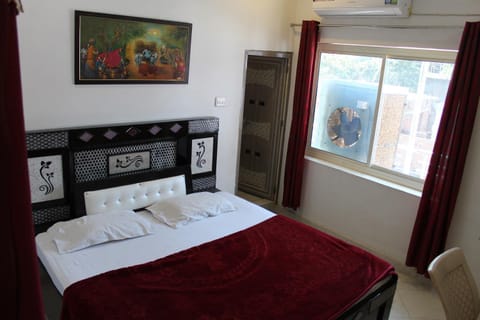 Bed, Day, Photo of the whole room, Bedroom, City view
