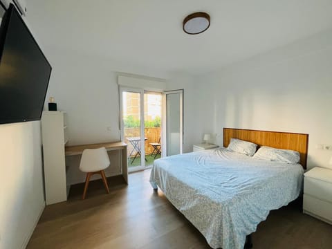 Bed, TV and multimedia, Photo of the whole room, Evening entertainment, Bedroom