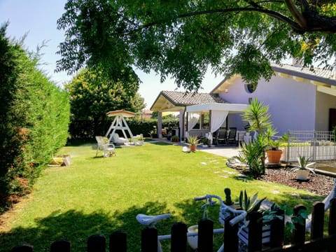 Property building, Garden, Garden, On site, Garden view