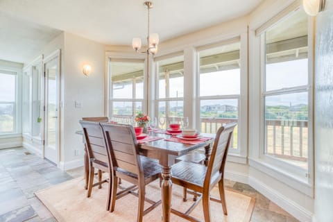 Catamaran Cottage House in Waldport