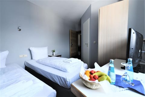 Bed, TV and multimedia, Photo of the whole room, Bedroom, towels