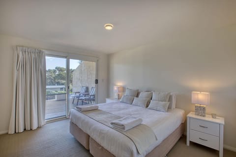 Quarterdeck Apartment House in Binalong Bay