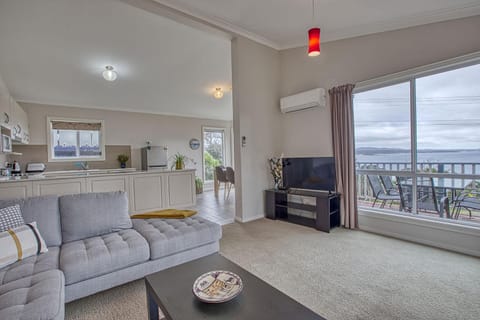 Front Row Beachfront House in Binalong Bay