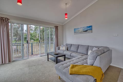 Front Row Beachfront House in Binalong Bay