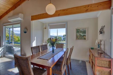 Cockatoo Cabin Cabin in Binalong Bay