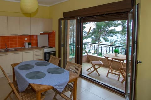 View (from property/room), Balcony/Terrace, Kitchen or kitchenette, Seating area, Dining area, pet friendly