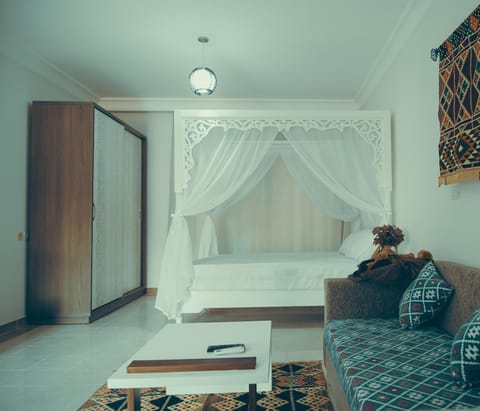 TV and multimedia, Living room, Seating area, Bedroom
