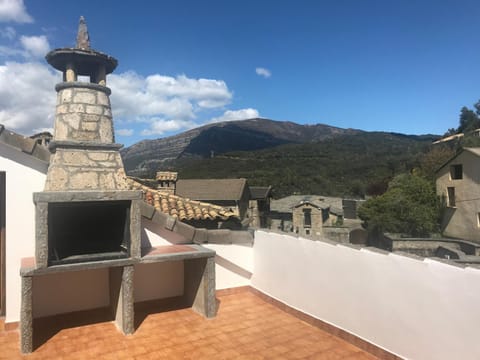 BBQ facilities, Balcony/Terrace, Mountain view