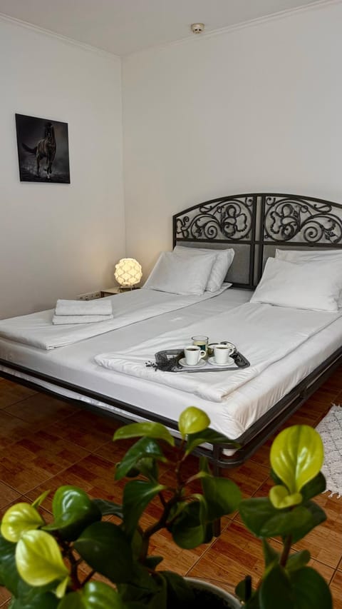Bed, TV and multimedia, Photo of the whole room, Bedroom, towels