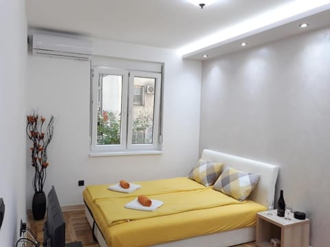 Bed, Photo of the whole room, Bedroom, Garden view