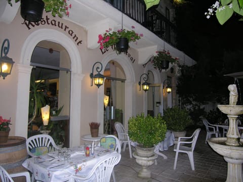 Restaurant/places to eat, Facade/entrance