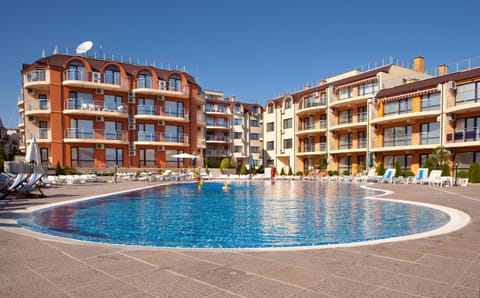 Facade/entrance, Bird's eye view, Pool view