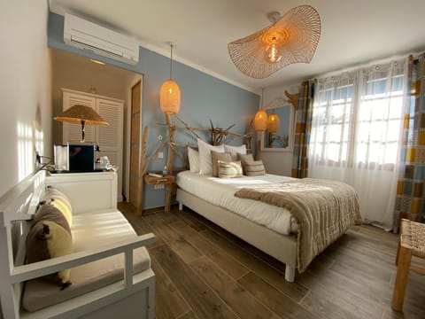 Bed, Coffee/tea facilities, Photo of the whole room, Bedroom, locker, wardrobe, air conditioner