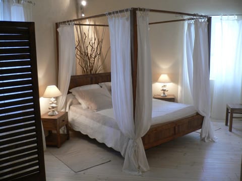 Bed, Decorative detail, Dining area