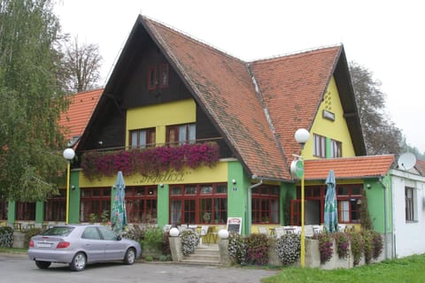 Facade/entrance