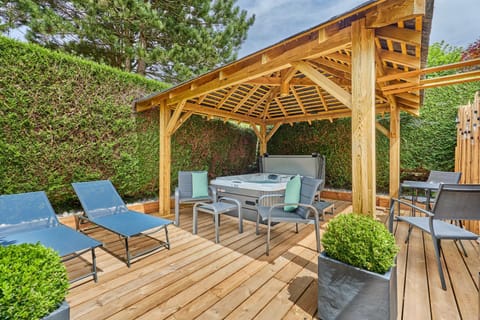 Patio, Hot Tub, Spa and wellness centre/facilities, sunbed