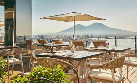 Restaurant/places to eat, View (from property/room), Balcony/Terrace, Sea view