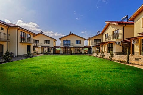Patio, Communal lounge/ TV room, BBQ facilities, Garden, Balcony/Terrace, Lobby or reception, Communal kitchen